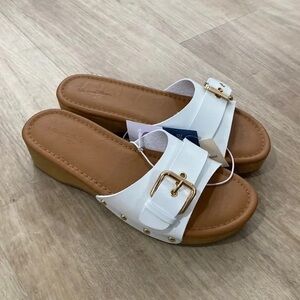 Universal Thread White and Tan Sandals with Gold Accents